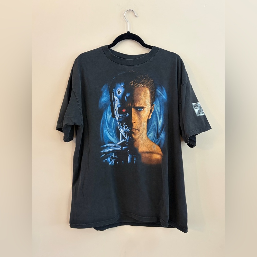 Terminator 2 Universal Studios Vintage 90s Black Movie Graphic T-Shirt Tee Shirt